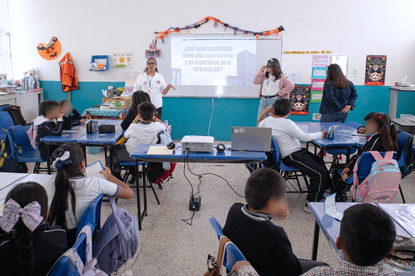 Estudiantes de Innovación Educativa UATx promueven el consumo responsable de información en la FLEEX 2025